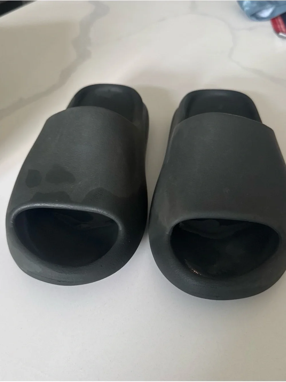 Yeezy Slide Men’s Dark Charcoal Rubber Slip-On Sandals